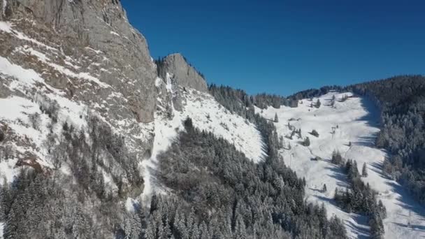 在欧洲 在一个覆盖着积雪的梦幻世界里 4K的巨大的航拍镜头 — 图库视频影像