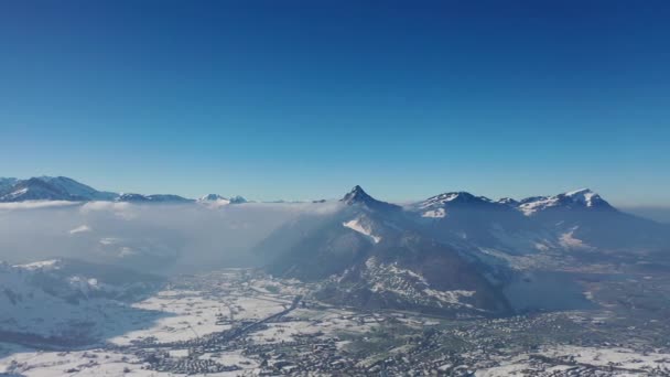 Μεγάλη Εναέρια Πλάνα Πάνω Από Ένα Χιονισμένο Τοπίο Στην Ελβετία — Αρχείο Βίντεο