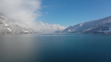 İsviçre Alpleri 'nde Walensee adlı bir gölün üzerindeki 4K hava görüntüsü inanılmaz..