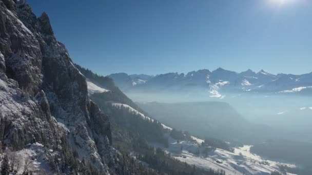 Geweldige Luchtbeelden Een Besneeuwd Landschap Zwitserland Met Achtergrond Het Meer — Stockvideo