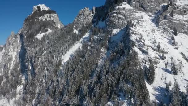Świetne Zdjęcia Lotnicze Zrobione Dronem Słoneczny Dzień Nad Szwajcarskimi Górami — Wideo stockowe