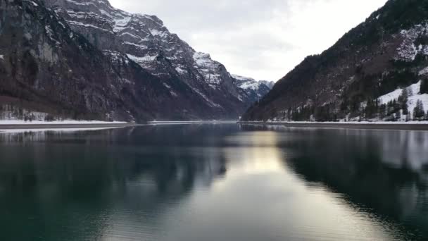 Дивовижні Аерофотознімки Над Альпійським Озером Оточенні Гір Лісу Снігу — стокове відео