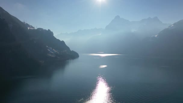 冬季在覆盖着积雪的瑞士的湖泊和村庄上空拍摄的4K的大量空中录像 — 图库视频影像