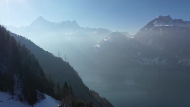 在瑞士阿尔卑斯山美丽的冬季风景上 有4K的巨大航拍镜头 — 图库视频影像