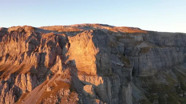 Great Aerial Footage Swiss Alps Mountain Ridge Sun Slowly Sets — ストック動画