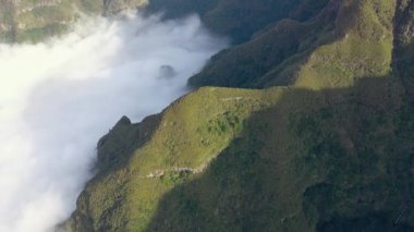 Madeira 'nın yüksek dağlarında ve Pica da Cana denilen bir bakış açısının üzerinde insansız hava aracıyla müthiş bir çekim. Portekiz vadisinde büyük bir sis denizi var..