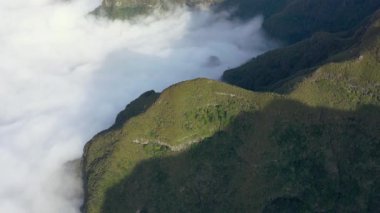 Madeira 'nın yüksek dağlarında ve Pica da Cana denilen bir bakış açısının üzerinde insansız hava aracıyla müthiş bir çekim. Portekiz vadisinde büyük bir sis denizi var..