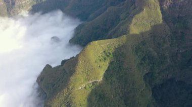 Madeira 'nın yüksek dağlarında ve Pica da Cana denilen bir bakış açısının üzerinde insansız hava aracıyla müthiş bir çekim. Portekiz vadisinde büyük bir sis denizi var..
