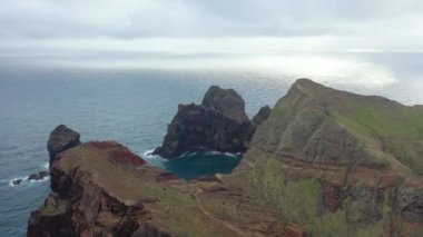 Madeira 'nın kuzeydoğusunda yer alan Saint Lawrence Yarımadası (Ponta de So Loureno), bakış açısı Miradouro da Ponta do Rosto, Portekiz - hava aracı atışı