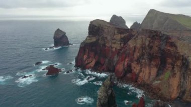 Madeira 'nın kuzeydoğusunda yer alan Saint Lawrence Yarımadası (Ponta de So Loureno), bakış açısı Miradouro da Ponta do Rosto, Portekiz - hava aracı atışı