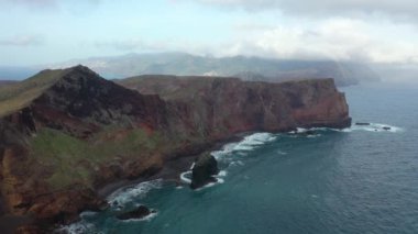 Madeira 'nın kuzeydoğusunda yer alan Saint Lawrence Yarımadası (Ponta de So Loureno), bakış açısı Miradouro da Ponta do Rosto, Portekiz - hava aracı atışı