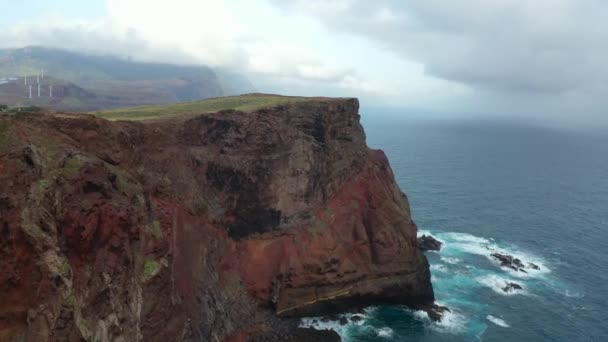 ポンタ ルレンコを飛ぶ ポルトガルのマデイラ島で人気のハイキングエリア — ストック動画