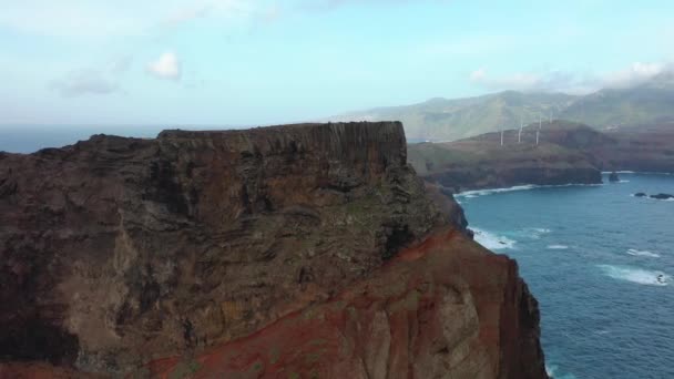 ポンタ ルレンコを飛ぶ ポルトガルのマデイラ島で人気のハイキングエリア — ストック動画