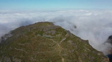 4K 'da Madeira' daki bir ormanın üzerinde Pico Ruivo 'ya giden yolda gizemli bir atmosfer yakalamış..