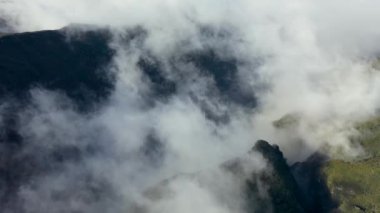 4K 'da Madeira' daki bir ormanın üzerinde Pico Ruivo 'ya giden yolda gizemli bir atmosfer yakalamış..