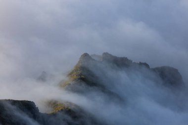 Pico Ruivo 'nun tepesinden bulutların harika manzarası..