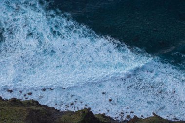 Güzel bir bahar akşamında Madeira 'nın inanılmaz kıyı manzarası..