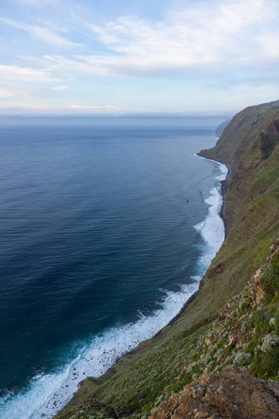 Güzel kıyıları olan Madeira volkanik adasında rüya gibi bir manzaranın muhteşem bir resmi..