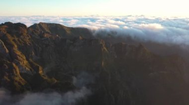 Pico do Areeiro üzerinde 4K 'da büyük bir hava görüntüsü ve destansı bir bulut denizi var..