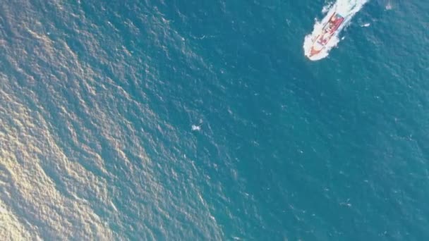 Vynikající Letecké Záběry Během Zlaté Hodiny Rybářské Lodi Plující Moře — Stock video