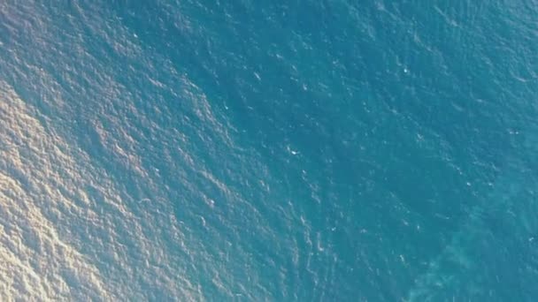 Чудові Повітряні Кадри Дуже Спокійного Порому Атлантичного Океану Золоту Годину — стокове відео