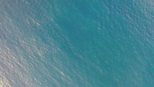 マデイラ沖の美しい春の日の黄金の時間に非常に穏やかな大西洋のフェリーの素晴らしい航空写真 — ストック動画