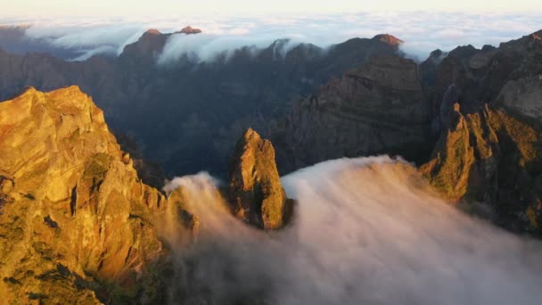 Отличные Кадры Воздуха Скалы Мадейре Названием Ниньо Манта Туманом Проходящим — стоковое видео
