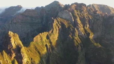 Altın saat boyunca Funchal 'ın yukarısındaki Madeira dağlarındaki Ninho da Manta bakış açısı üzerinde 4K inanılmaz görüntüler..