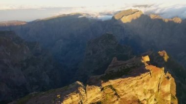 Pico do Arieiro 'da günbatımının 4K' daki altın saat boyunca çekilmiş güzel hava görüntüleri..