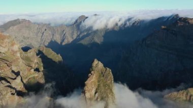 Madeira dağlarındaki Ninho da Manta 'nın etrafında 4K' da güzel bir hava görüntüsü. Büyük bir gün doğumundan sonra..