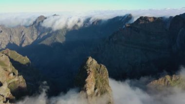 Pico do Arieiro 'daki sisli bir kayanın etrafında Ninho da Manta' ya doğru sakin bir yürüyüşten sonra 4K 'da harika bir hava görüntüsü..