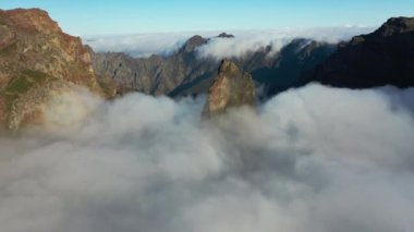 4K 'da Madeira dağlarında büyük bir hava görüntüsü var. Sis dağların üzerinden gelirken gizemli bir atmosferi var..