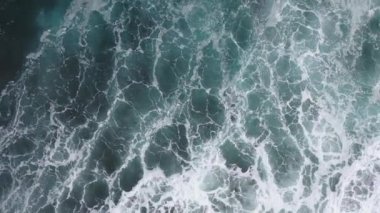 Atlantik Okyanusu 'ndan Madeira açıklarındaki 4K' lık inanılmaz hava görüntüsü kuş bakışı bir dronla çekildi. Büyük dalgalar.