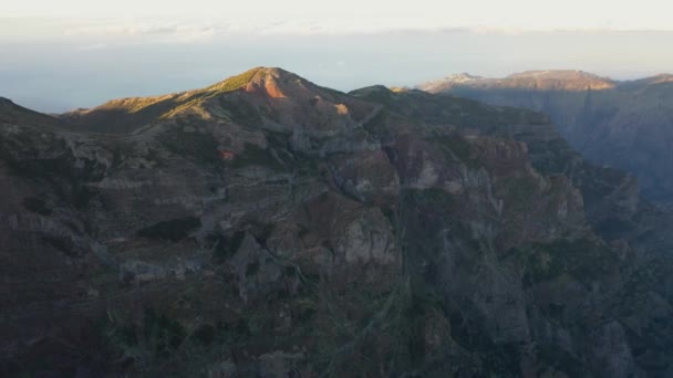 Prachtige Luchtbeelden Van Een Zonsondergang Pico Arieiro Tijdens Het Gouden — Stockvideo