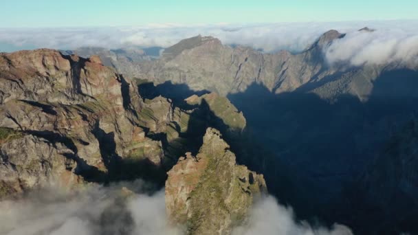 Great Aerial Footage Ninho Manta Surrounded Fog Beautiful Spring Morning — Stok video