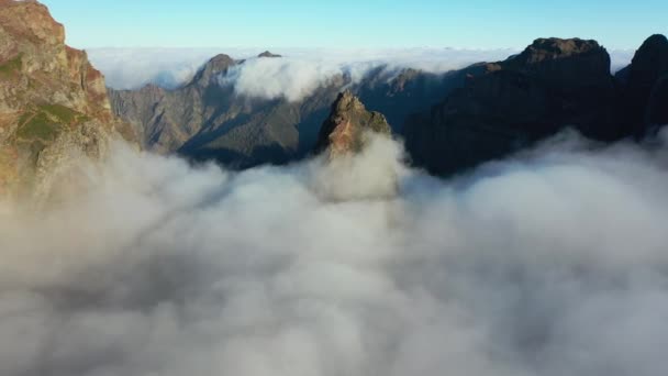 Great Aerial Footage Foggy Rock Pico Arieiro Leisurely Hike Ninho — Stockvideo