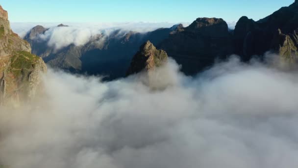 Erstaunliche Luftaufnahmen Über Dem Nebel Den Bergen Madeiras Epische Aufnahmen — Stockvideo