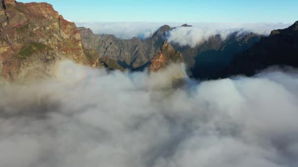Incredibile Filmato Aereo Sopra Nebbia Nelle Montagne Madeira Scatti Epici — Video Stock
