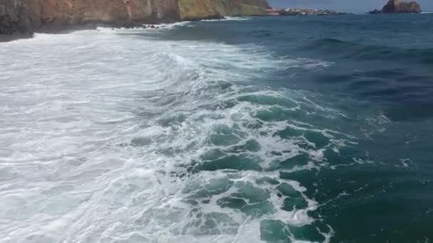 Skvělé Letecké Záběry Podél Pobřeží Madeiry Nalevo Atlantský Oceán Napravo — Stock video
