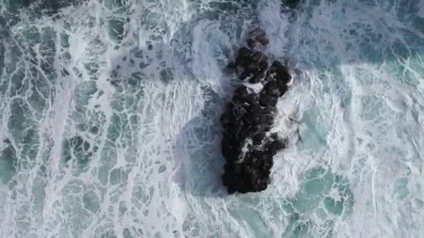 Skvělé Letecké Záběry Shora Skály Pláži Ribeira Janela Vlny Udeřily — Stock video