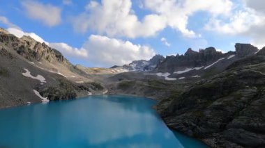 İsviçre 'nin Alpler' indeki güzel bir alp gölünde inanılmaz bir zaman atlaması. 4K 'de harika bir video Sunset' te Pizol adında harika bir bölgede..