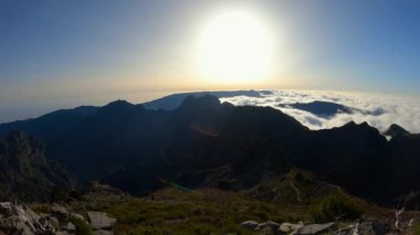 Madeira 'daki Pico Ruivo' da inanılmaz bulut denizi ile birlikte 4K zaman atlaması.