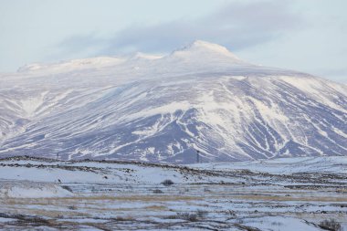 Ocak 2023 'te ünlü Gulfoss yakınlarındaki İzlanda yüksek dağlarında güzel bir manzara..