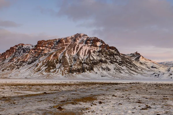 Gyönyörű Táj Izlandon Télen Egy Hosszú Színes Napfelkelte Hegyek Háttérben — Stock Fotó