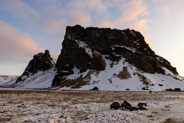 美丽的冰岛冬季风景被一个长长的 多姿多彩的日出映衬着 背后是群山的映衬 — 图库照片