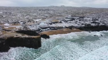 Kuzey İzlanda 'daki güzel bir milli parktaki Skarsvk Plajı' nın 4K hava görüntüsü..