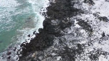 İzlanda 'daki nadir kumlu bir plajın 4K hava görüntüsü..