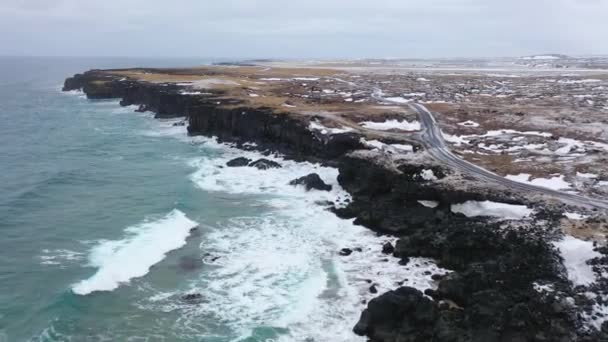 火山の崖に対してクラッシュ高い波と嵐の日にアイスランドの海岸に沿って4K空撮 — ストック動画