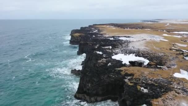 Nagranie Powietrza Wzdłuż Wybrzeży Islandii Burzliwy Dzień Wysokimi Falami Uderzającymi — Wideo stockowe