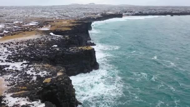 火山岩を主成分とするアイスランドの崖の上の4K空撮 — ストック動画
